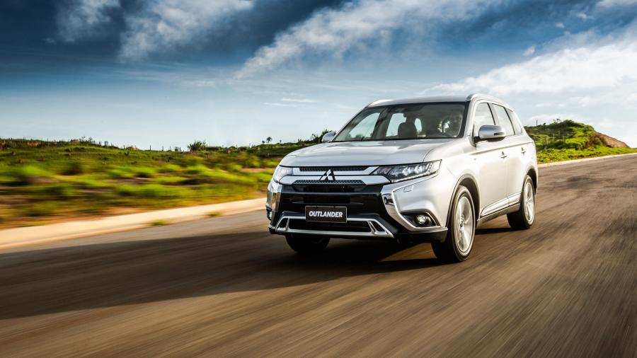  Mitsubishi Outlander HPE-S 2018 года  (LA) (фото 3 из 40)